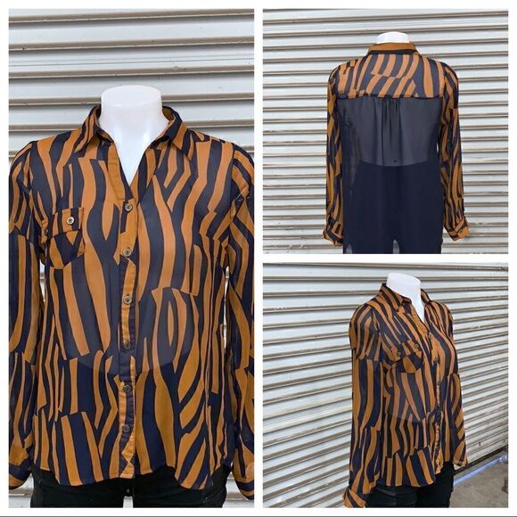 🛍️Mine size medium button up blouse - Picture 1 of 8